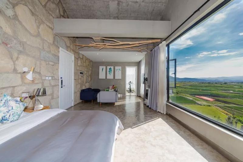 他建了一个3000㎡的浪漫花园，情侣不远千里只为一场草坪婚礼