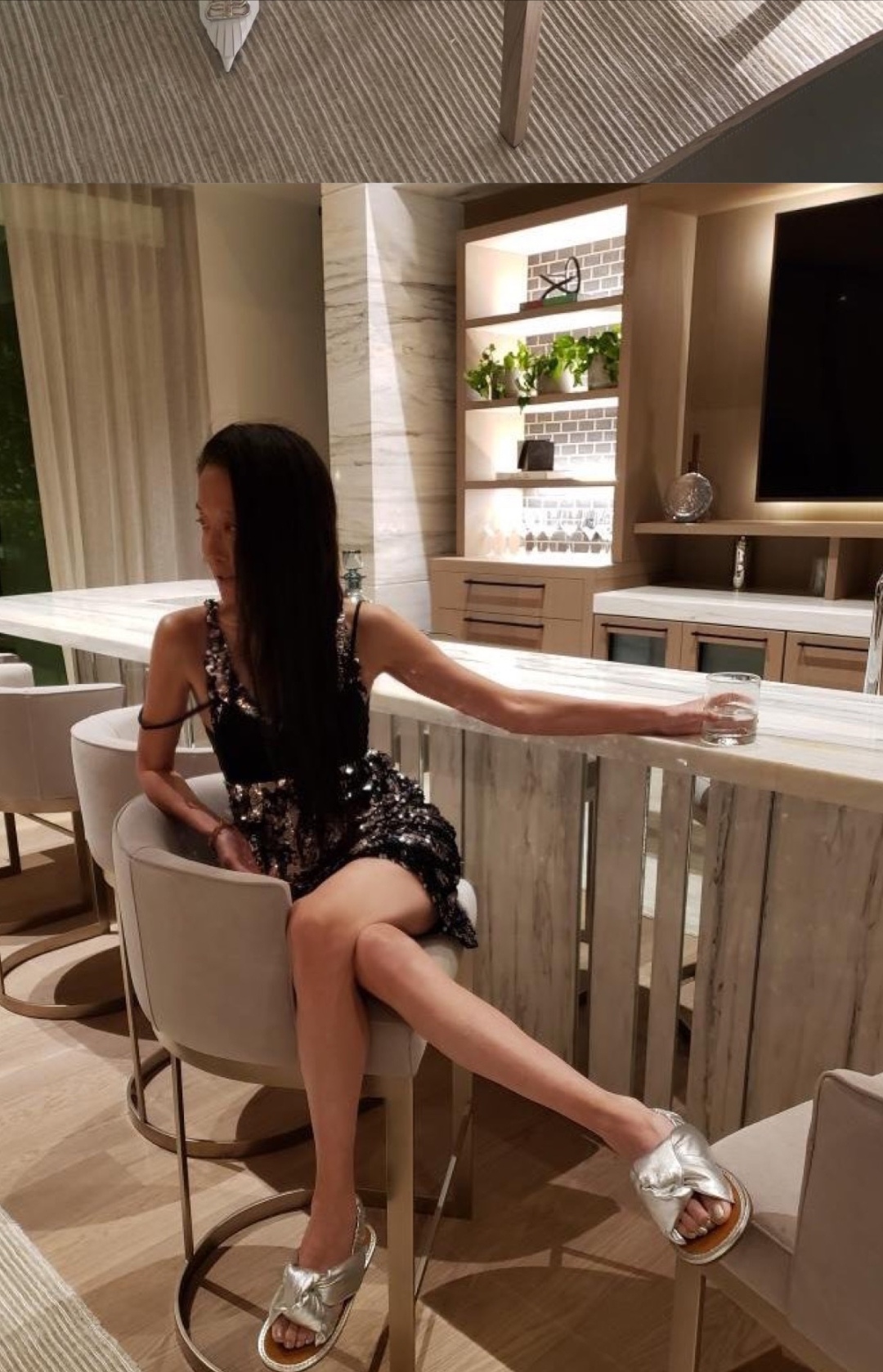 我真服了!70岁王微微有老人脸,但看到这玉女腿少女身材闭嘴了