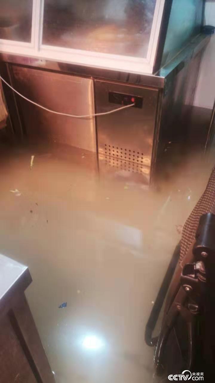 郑州遭遇特大暴雨冲走人视频,郑州曾被暴雨击中的24小时