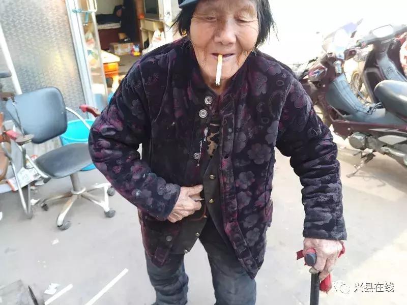 【*今条头日**】兴县街头大中午一点多拍到的一幕，辛酸，想哭！