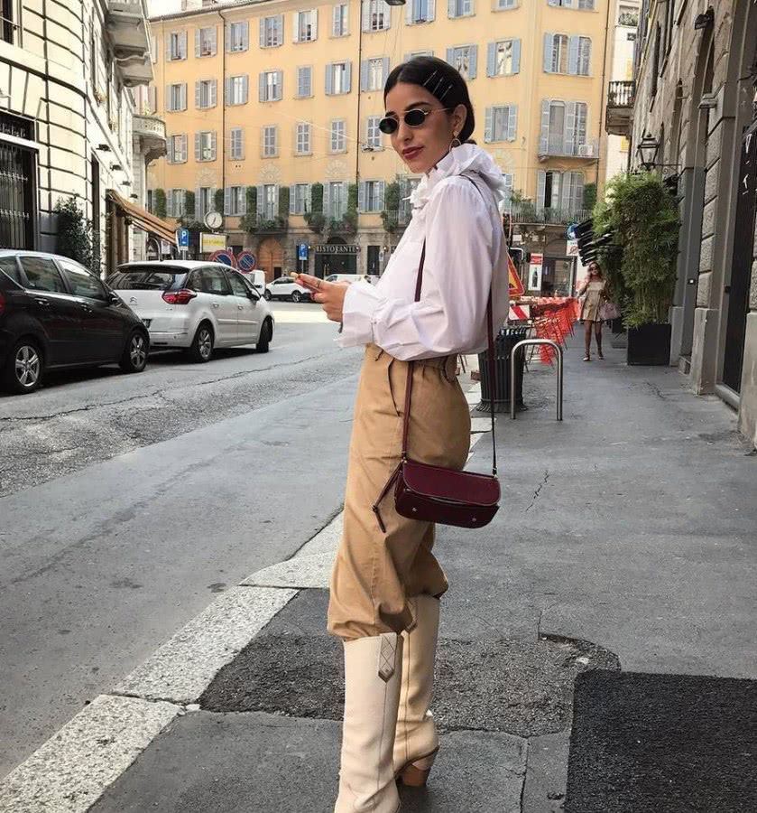 宽松裤子塞到靴子里的穿搭,最时髦的裤子配靴子