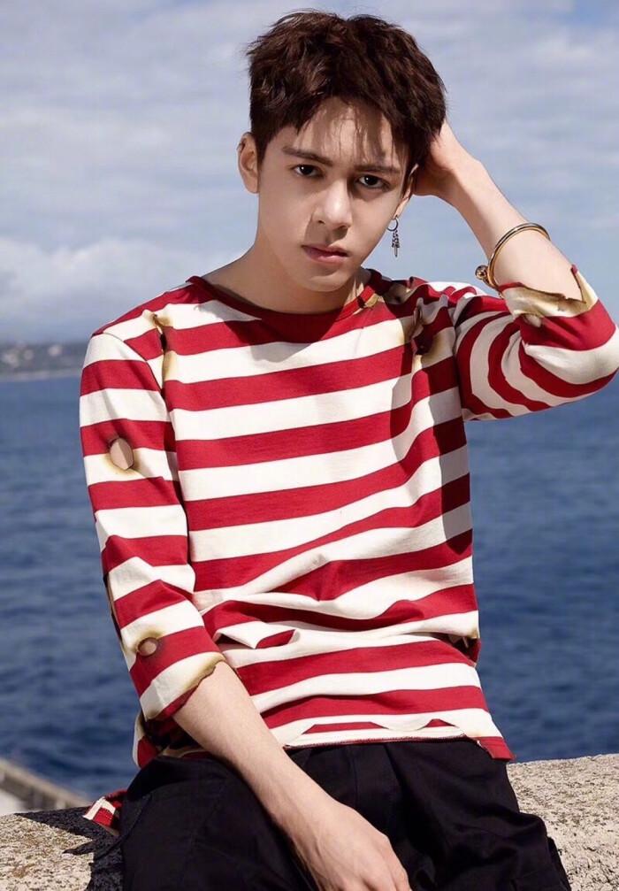 央视春晚刘德华第一次唱什么,刘德华薇娅六亲不认步伐原版