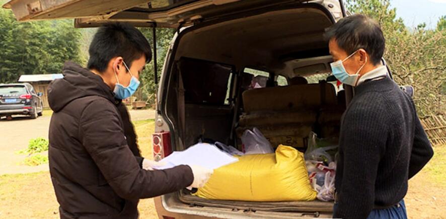 疫情中村上给村民发生活用品,战疫情有温情