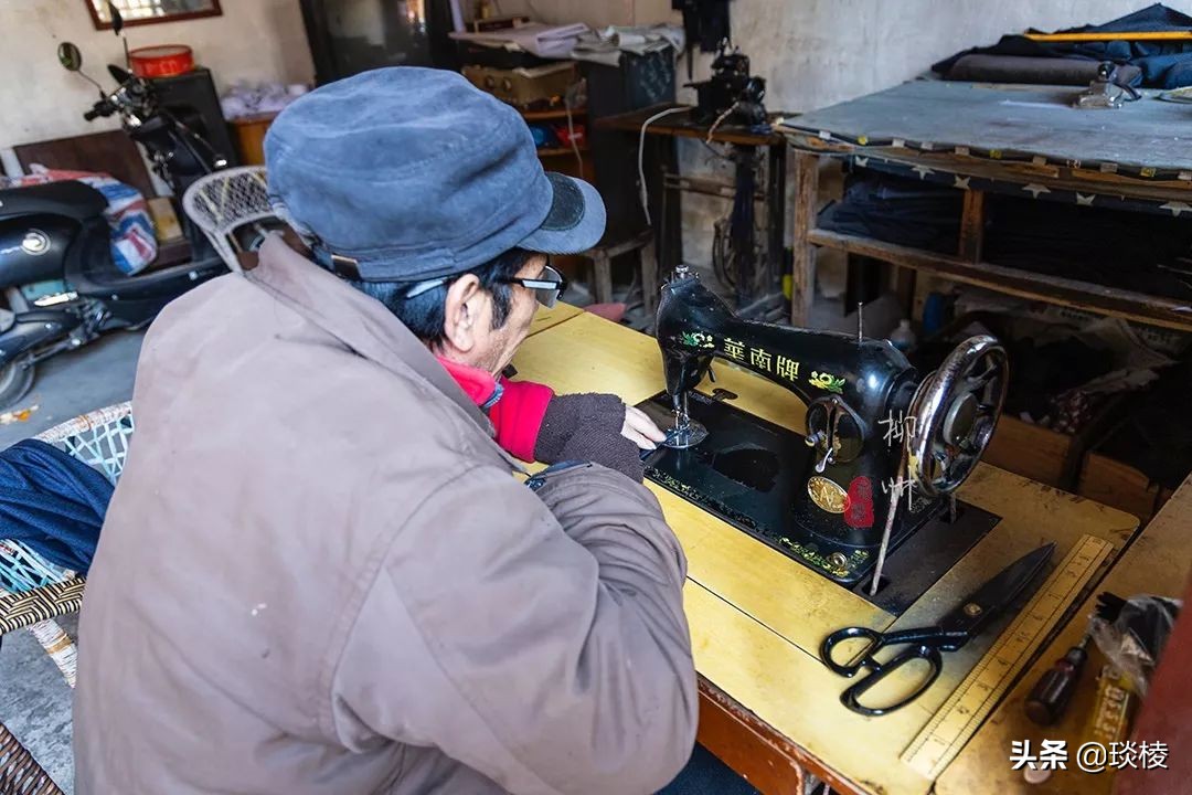 这个古镇好奇怪，门前放元宝，商号大门开洞，城隍爷与关二爷作伴