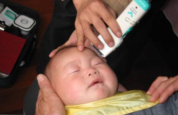 奶奶把孙女头发剃掉了,奶奶把小孩眉毛剃了新闻