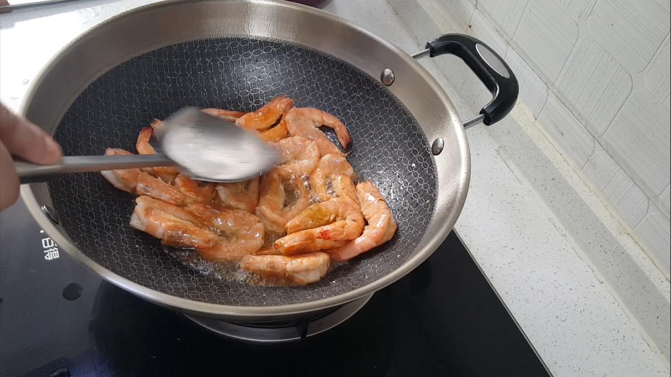 在家做油焖大虾出锅前放什么料,做出来的油焖大虾很腥怎么办