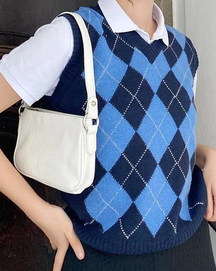 超减龄穿搭法则被杨超越狠狠拿捏,杨超越水手服穿搭