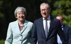 三年前临危受命,她在“宫斗戏”中落败