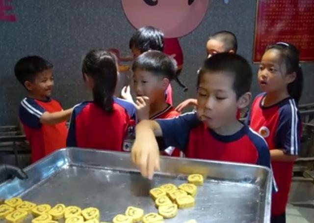 小伙放弃城里打工回老家摆摊创业,小伙放弃城里打工回老家做生意