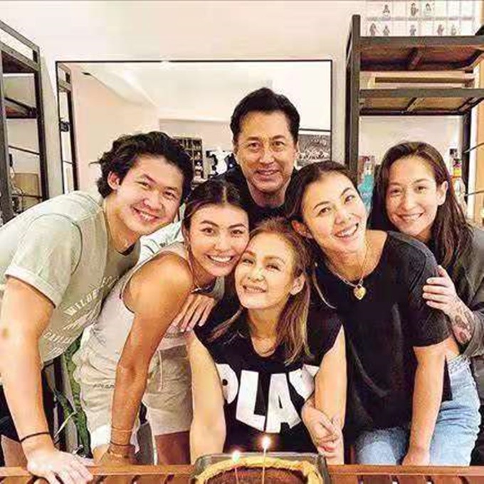 香港名模女儿，公开宣布“同性婚礼”，女友更是大有来头