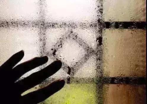 房子玻璃起雾有水珠怎么处理,冬天室内窗户玻璃冷凝水怎么解决