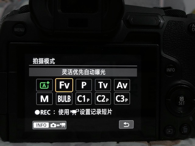 优衣库联名t恤图案叫什么,优衣库印花t恤联名