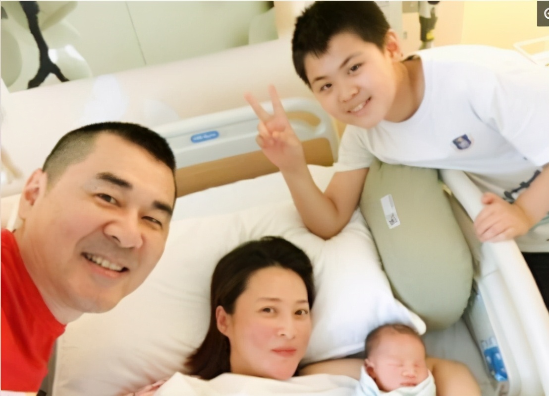 蔡少芬和陈法蓉相差几岁,蔡少芬陈法蓉这对港普姐妹花