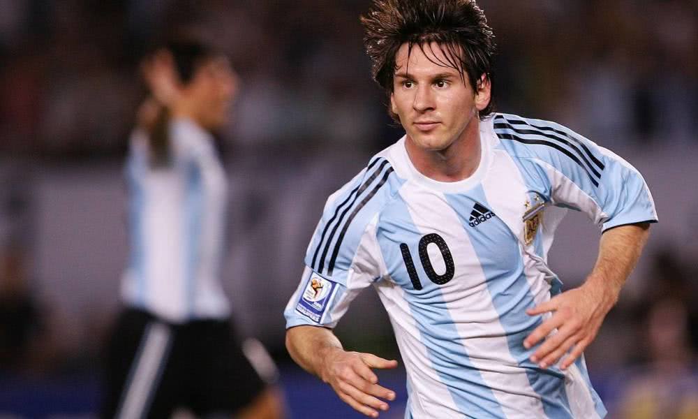 梅西被对手讽刺,梅西被阿根廷球王批评