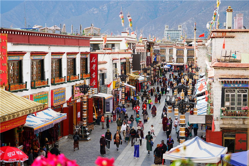 去拉萨旅游的步行街,突然想去拉萨的心情