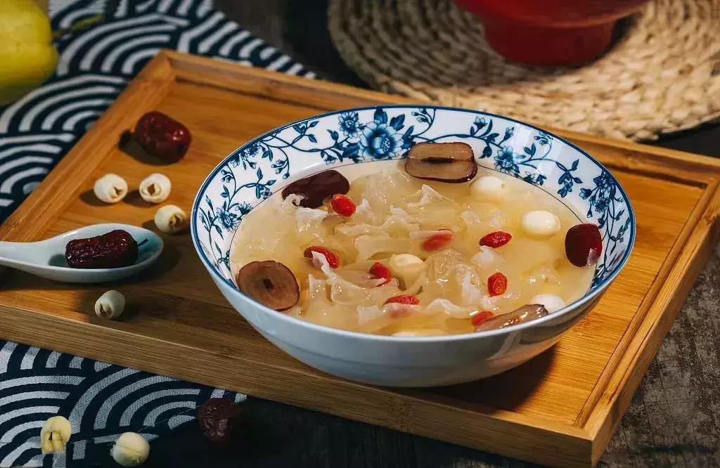 手脚干燥裂口教你一招,治手足裂口的药膏