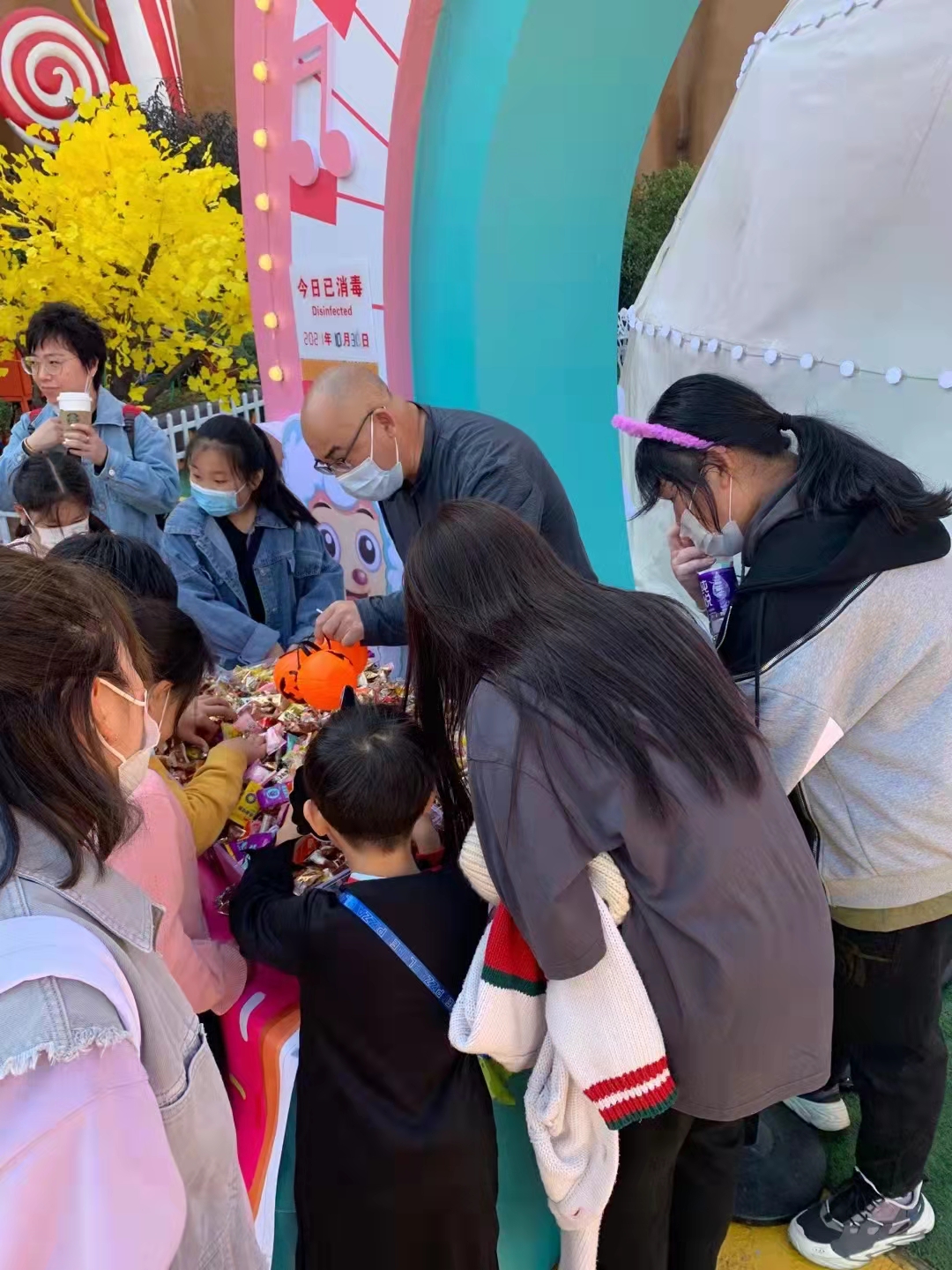 “糖果星球”成网红打卡地，国货品牌如何玩转“假面糖果节”？