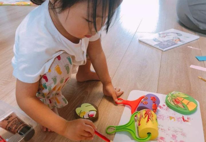 宝宝总是喜欢抱着自己的衣服,宝宝喜欢把喜欢的东西揣口袋里