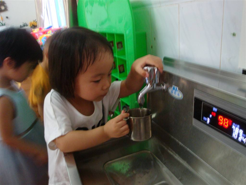 宝宝在幼儿园拉臭臭不告诉老师,家长说孩子不在幼儿园拉臭臭