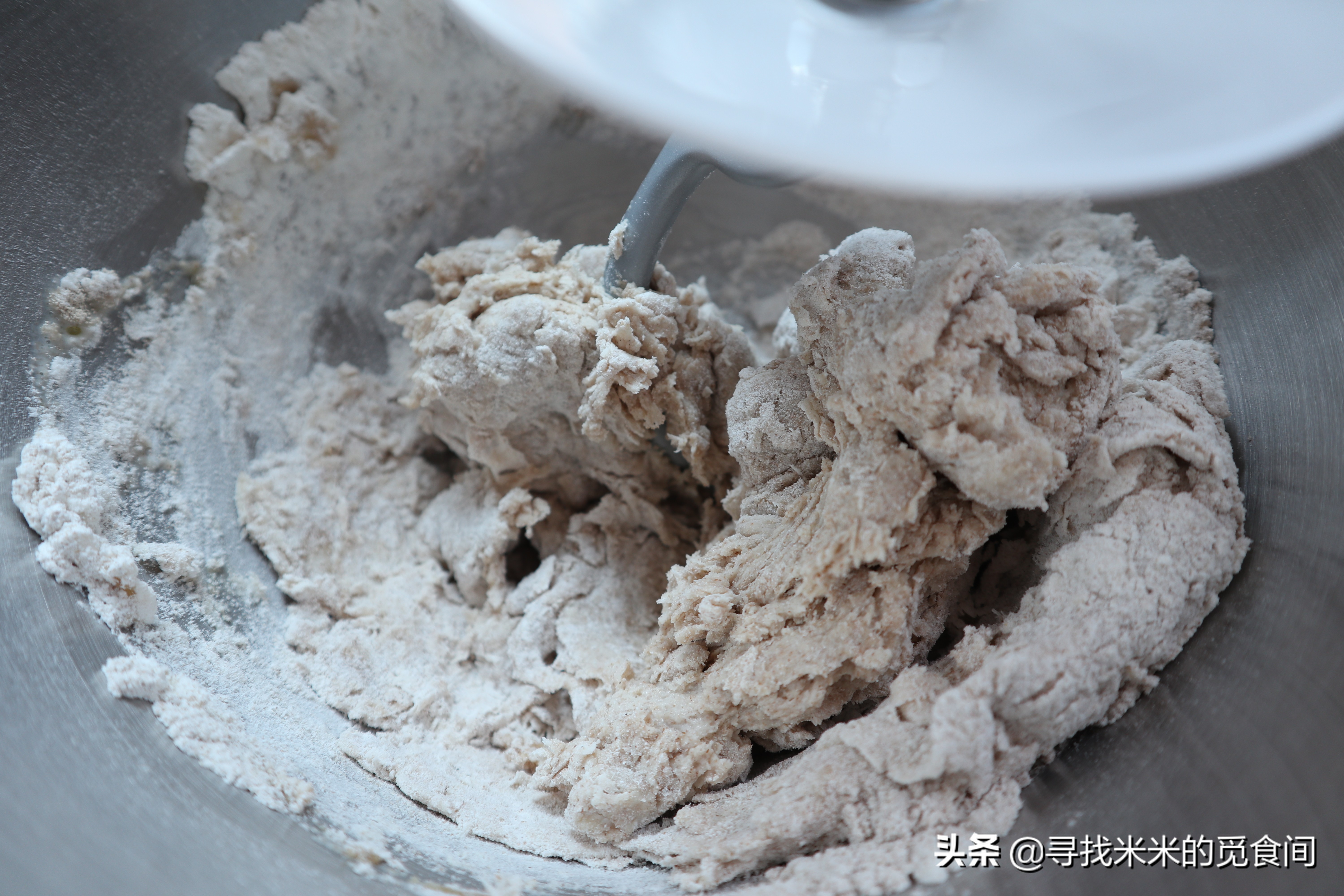 快手菜手撕面包的做法 (一次性发酵全麦小餐包怎么做)