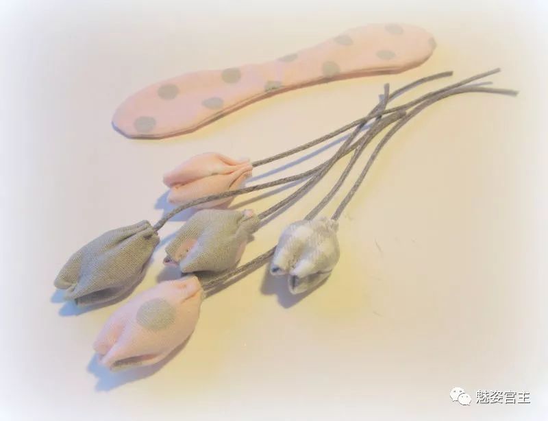 怎么制作花朵手工布料教程,怎么用剩下的布料做衣服上的小花