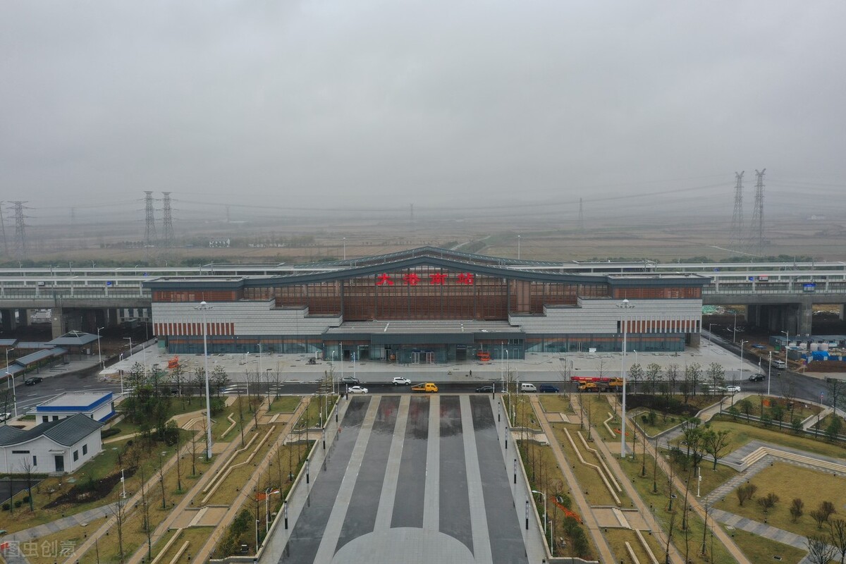 今天的你爱答不理明天我还来找你,今天的你爱理不理明天你高攀不起