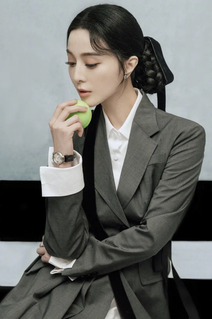 范冰冰生图精修差别大!穿西装裙暴露真实腰围,易胖体质可太难了