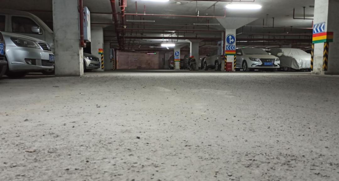 雷翻天！重庆首个带空中泳池的超级豪宅交房，现场惨不忍睹