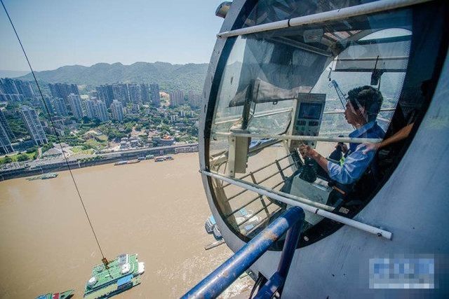 塔吊专业老司机开塔吊视频,塔吊老司机爬塔吊的视频