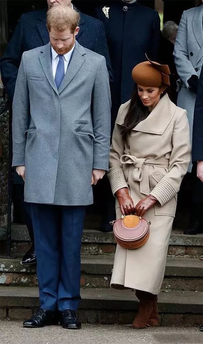 梅根出席王室活动不自信,梅根退出王室后首次见到女王