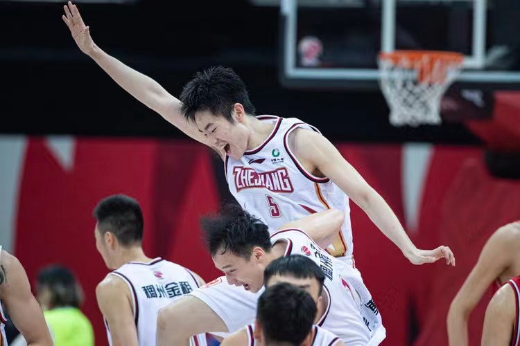 36+12掀翻青岛队！吴前不负MVP称号，郭艾伦和辽宁队危险了