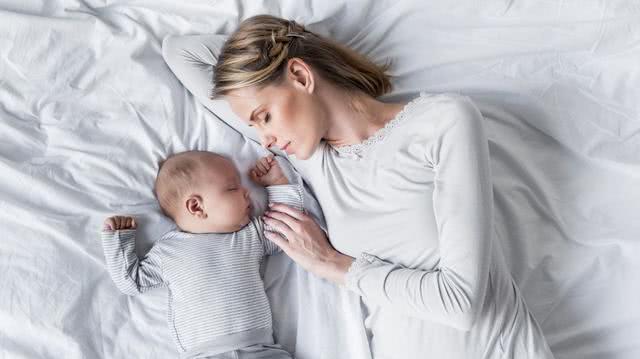 熟睡宝宝突然哭,婴幼儿睡觉比较惊怎么回事