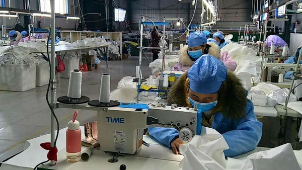 延津乡村“扶贫车间”日代加工千套防护服