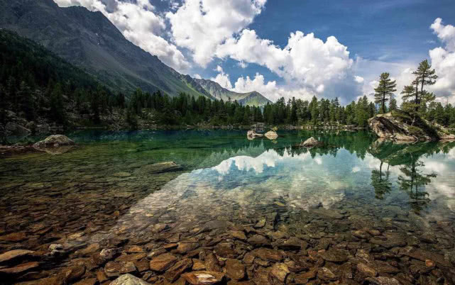 它是一种钓鱼的用具,更像是一件艺术品,国外叫飞绳我们叫毛钩