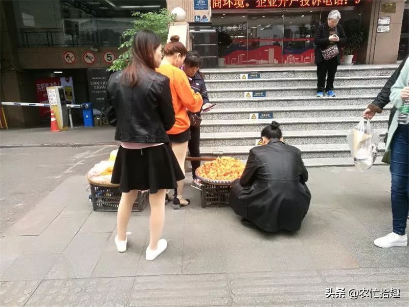 街上卖的颜色很鲜艳的果子,街边卖的特别鲜艳的水果