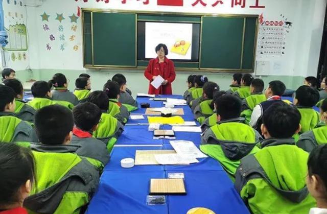 学生姓“郝”，老师上课从来不叫他的名字，害怕喊后班级空无一人