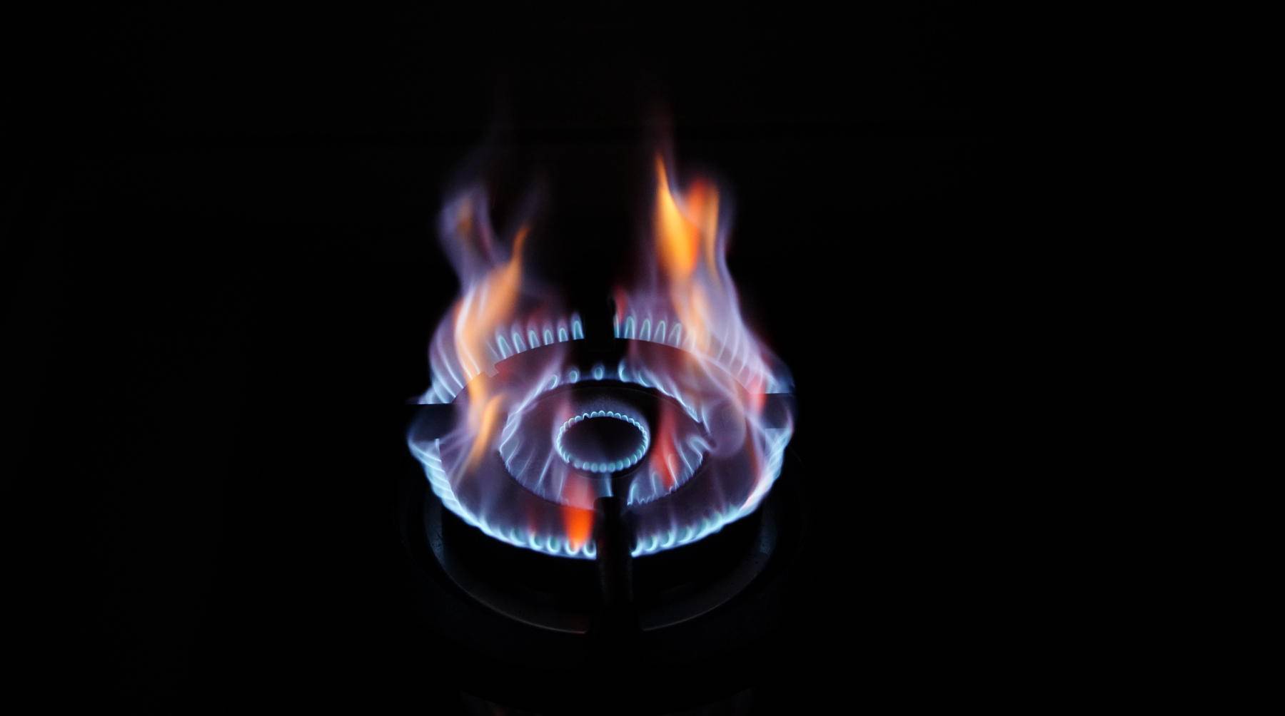 嵌入式燃气灶怎么防油污,嵌入式燃气灶如何选择炉头