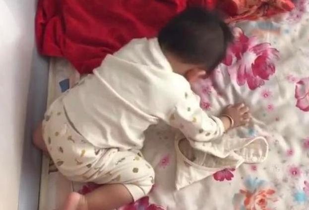 宝宝天天折腾爷爷奶奶,宝宝总是顶自己的头