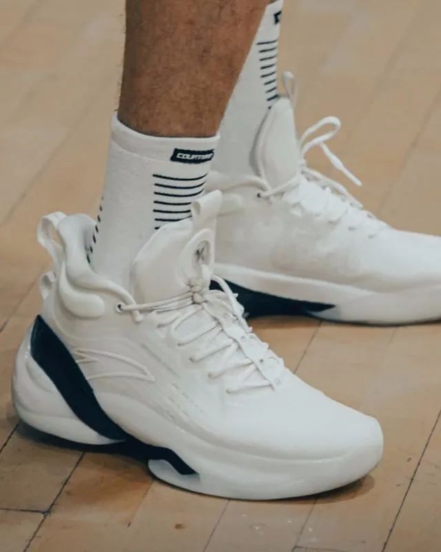 虚荣OR求实？KT7代配置拉满，CJ1代力求高端，安踏和李宁你爱谁？