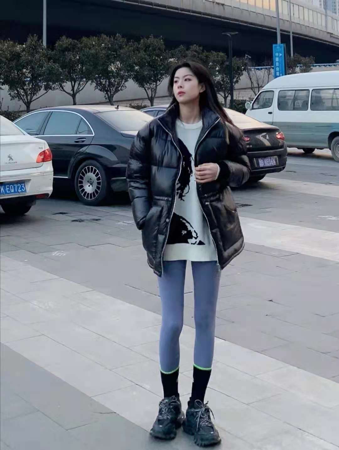 高贵气质羽绒服穿搭高级感,50-60妈妈短款羽绒服穿搭