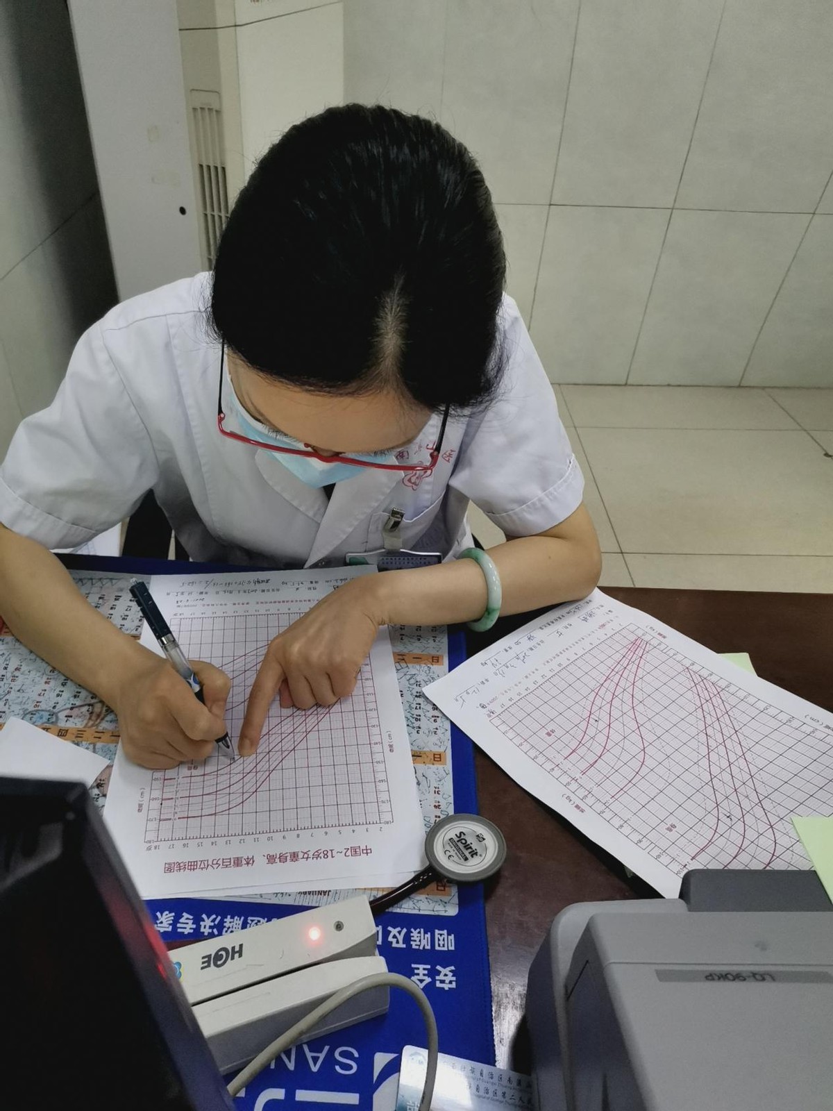 小孩长得非常矮小不要管好不好,孩子身材矮小怎么办5个方法