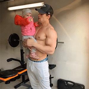 90后奶爸搞怪哄娃,肌肉奶爸带娃路人反应