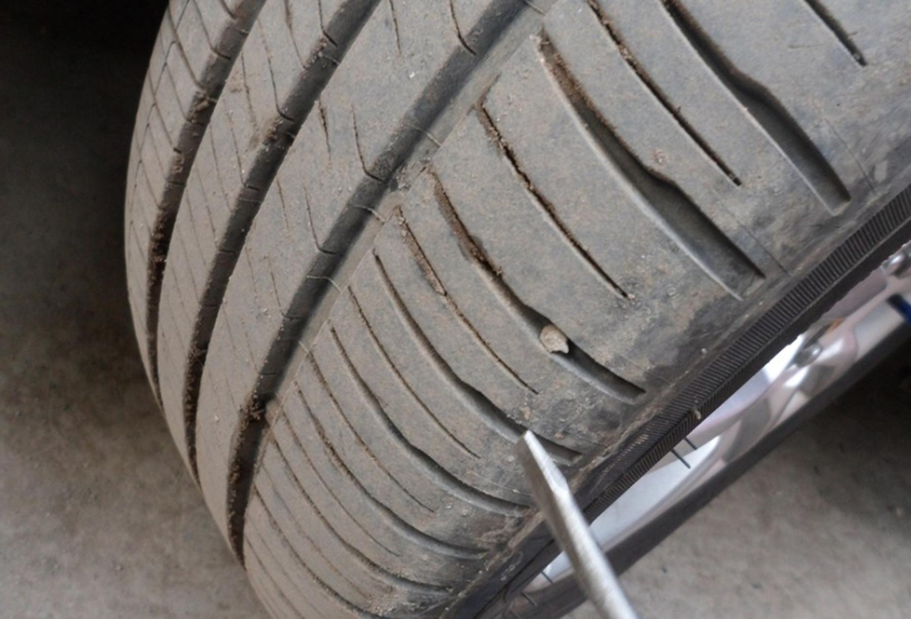 汽车轮胎上的小石子有什么危害,轮胎缝里的小石子有必要抠吗