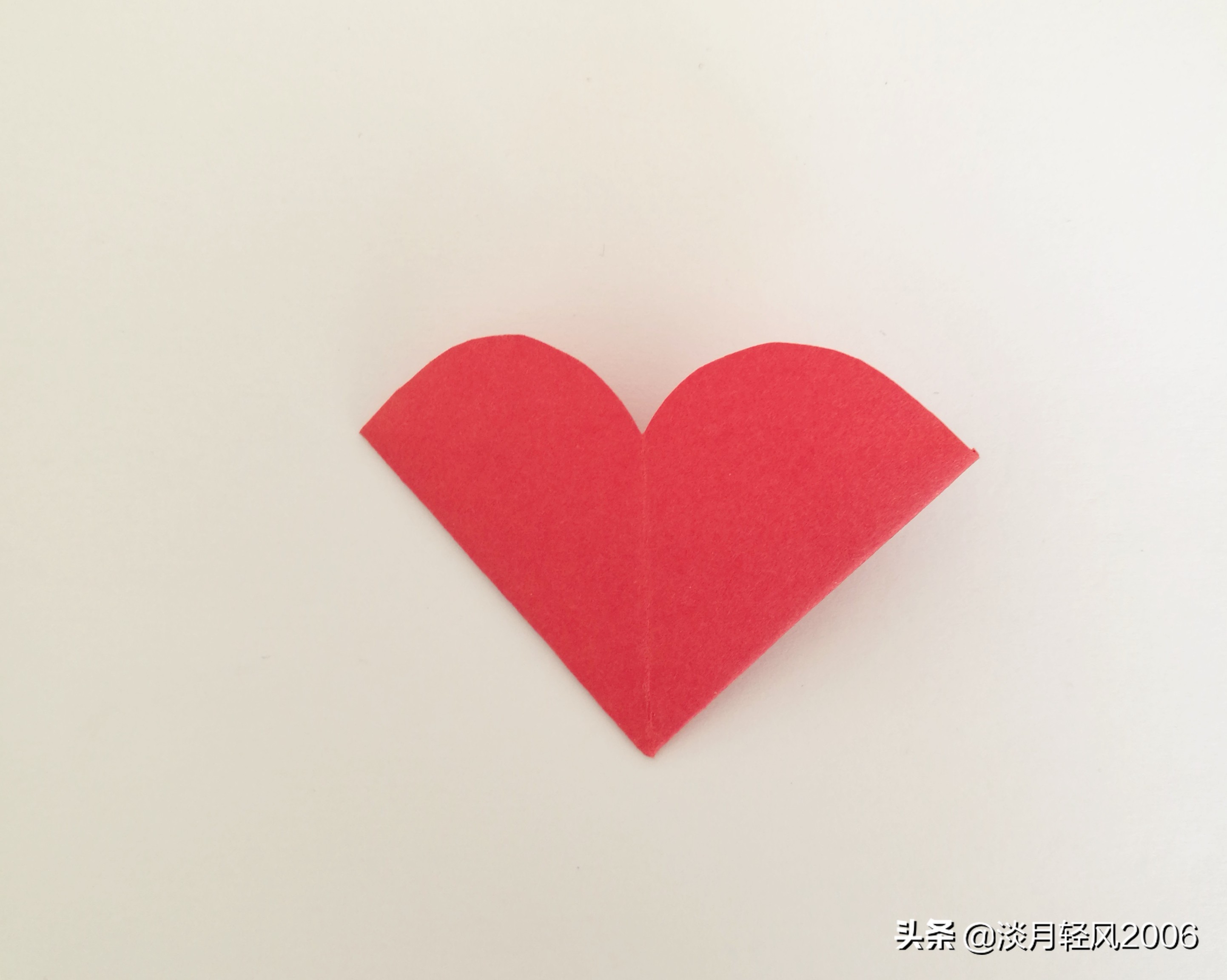 正方形星空卡纸爱心卷轴折法,简单有趣的卡纸折心