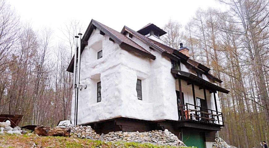 在阿尔卑斯山下一个中餐馆吃午饭,在阿尔卑斯山的悬崖喝杯咖啡
