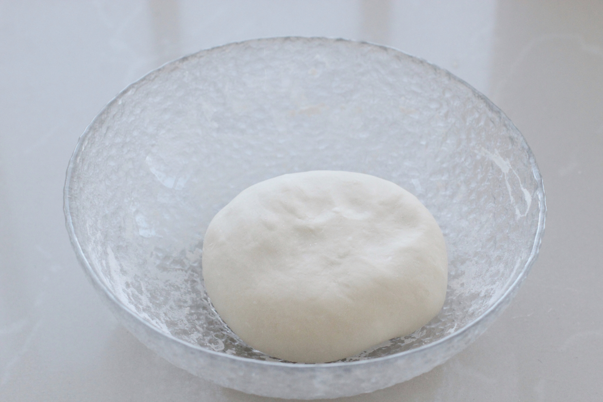 用面粉做面条面团软一点还是硬,面粉揉不成团很粘能发酵吗