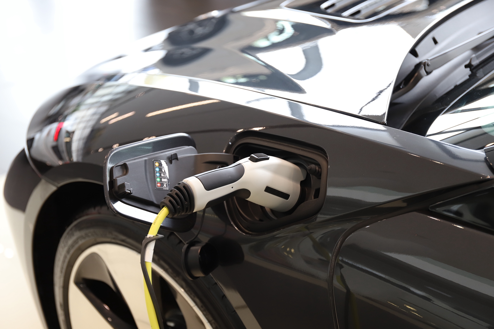 最新款4座宝马敞篷跑车,配有1.5自吸发动机的车