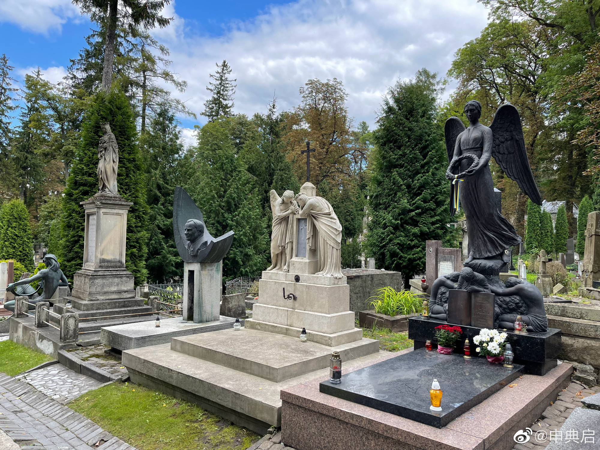 利沃夫最神奇的地方在于历史上多次易主，墓地都有各历史时期风格