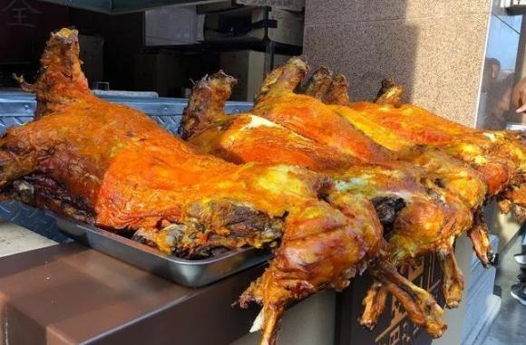 新疆烤全羊深度解析,新疆烤全羊最新消息