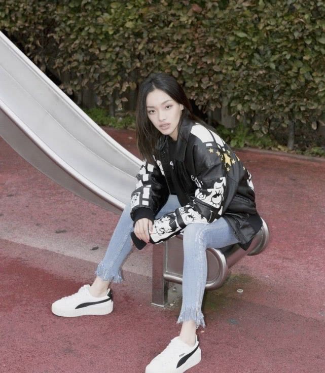 李佳琪堂妹刘柏辛，一身牛仔连体搭白色板鞋，尽显说唱歌手酷帅风